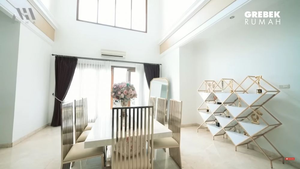 10 Potret dapur rumah Fuji seharga Rp12 M, desainnya klasik dan elegan abis