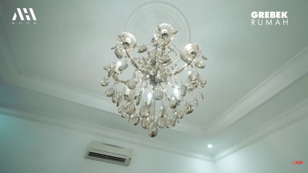 10 Potret dapur rumah Fuji seharga Rp12 M, desainnya klasik dan elegan abis