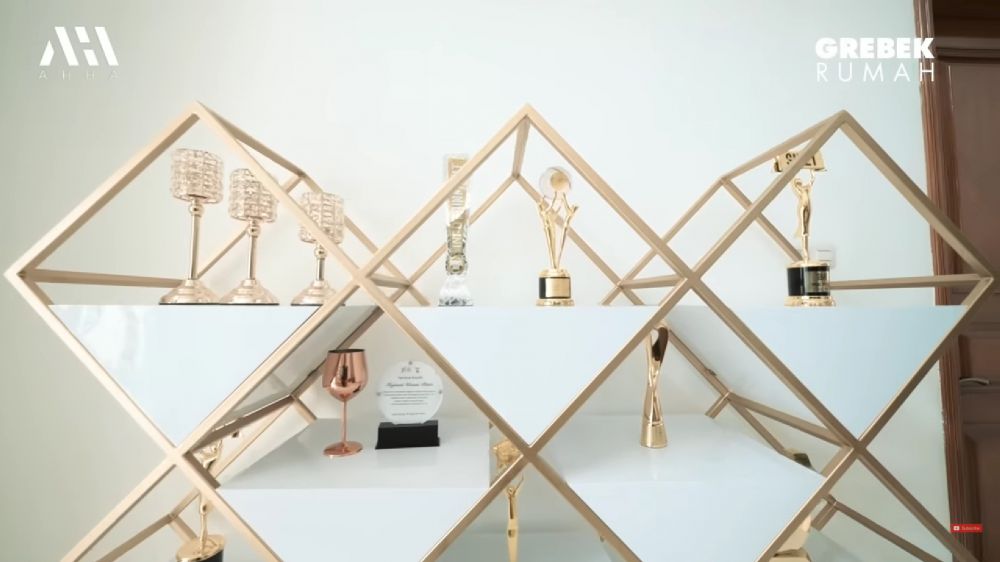 10 Potret dapur rumah Fuji seharga Rp12 M, desainnya klasik dan elegan abis