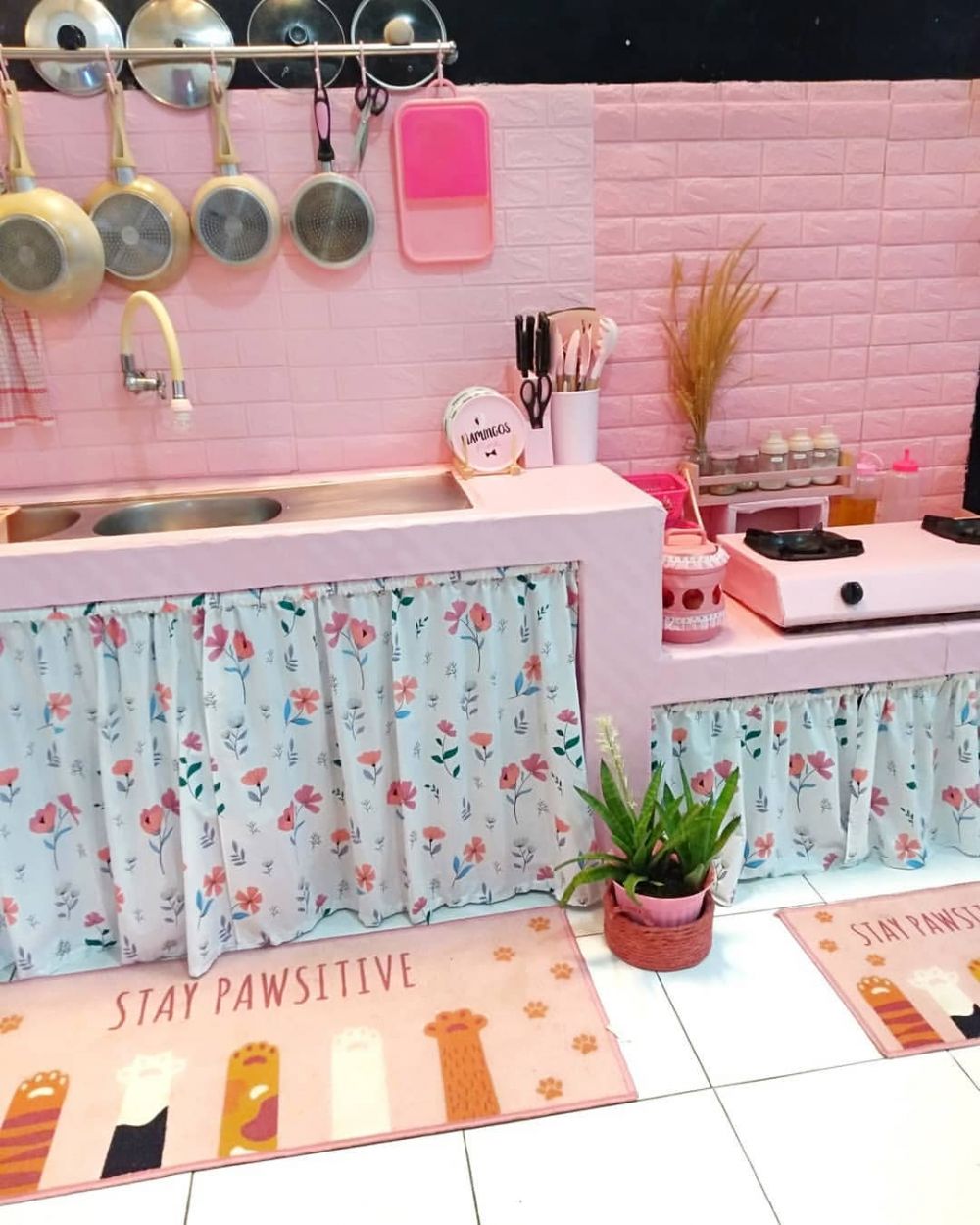 Bukti mewah tak perlu mahal, 9 potret dapur pink sederhana ini estetik pol meski tanpa kitchen set