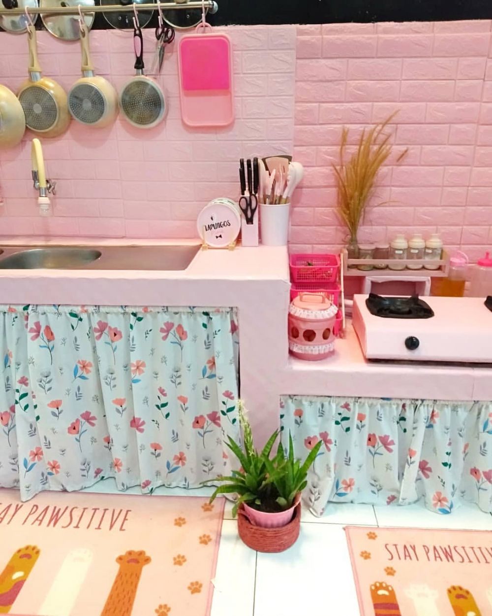 Bukti mewah tak perlu mahal, 9 potret dapur pink sederhana ini estetik pol meski tanpa kitchen set