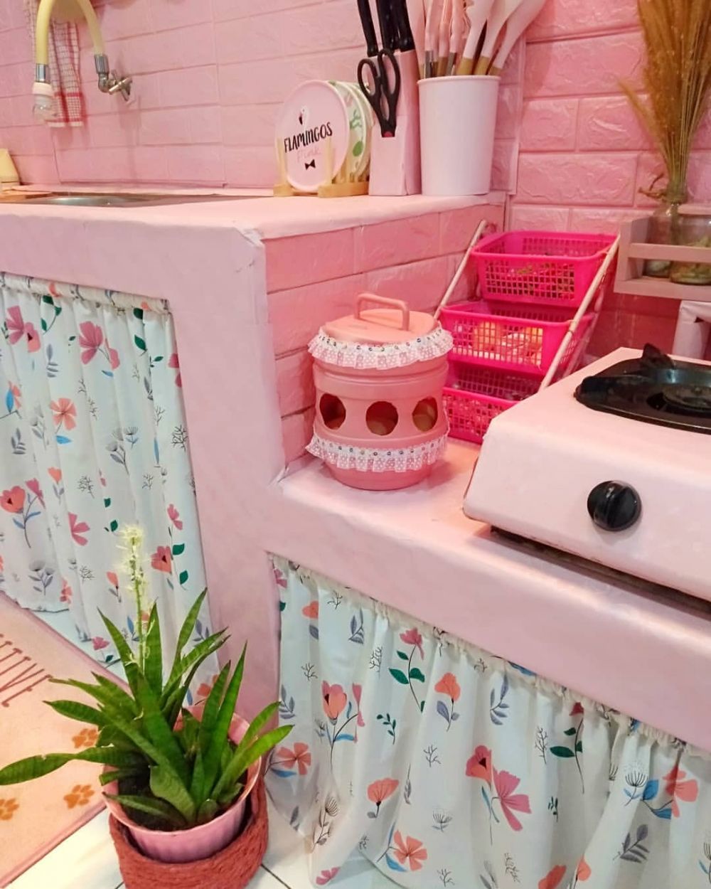 Bukti mewah tak perlu mahal, 9 potret dapur pink sederhana ini estetik pol meski tanpa kitchen set