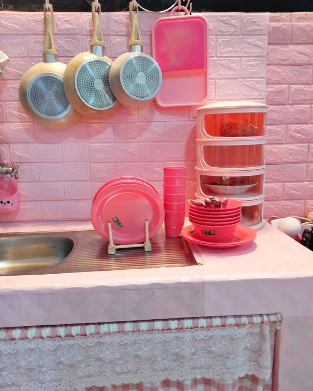 Bukti mewah tak perlu mahal, 9 potret dapur pink sederhana ini estetik pol meski tanpa kitchen set