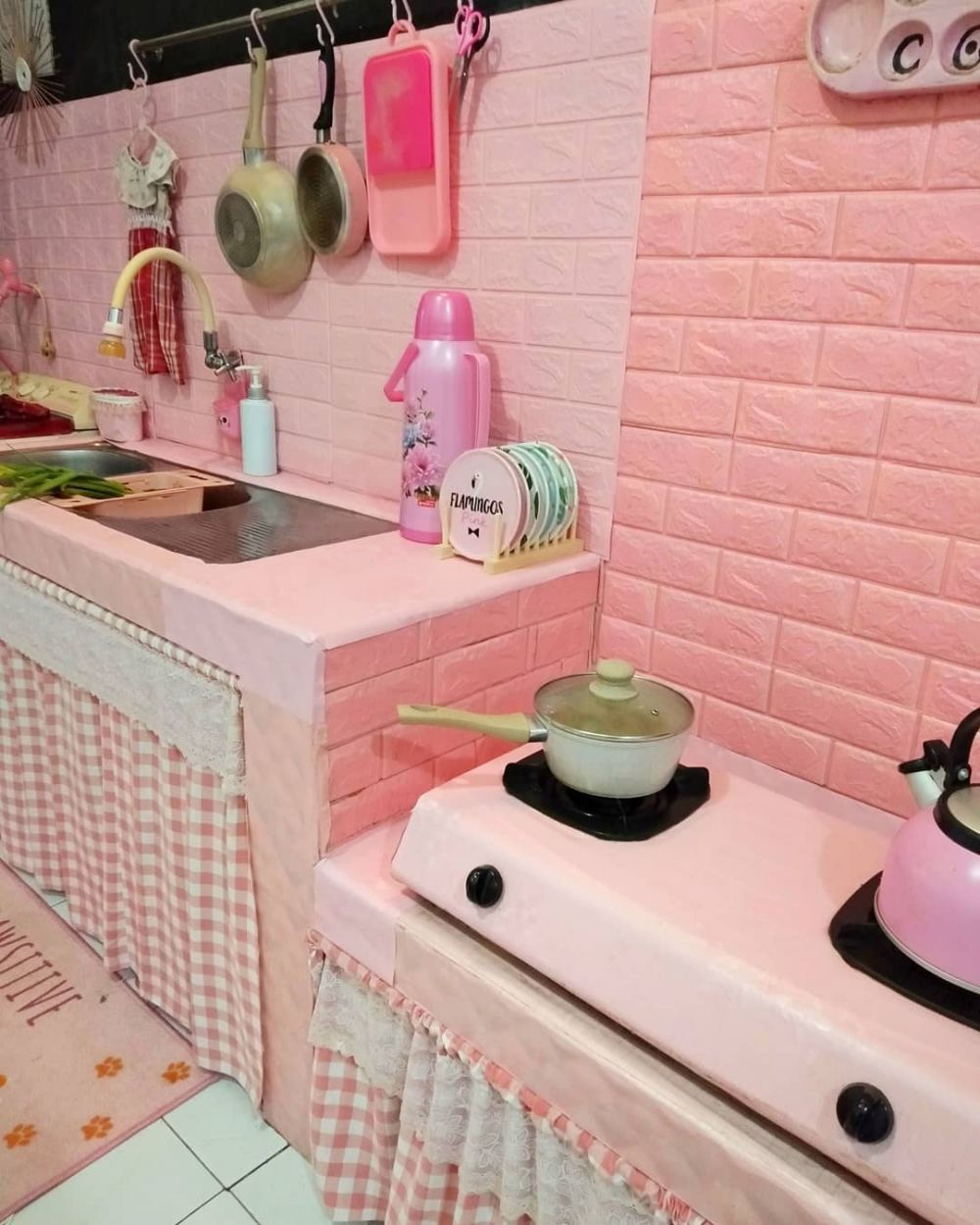Bukti mewah tak perlu mahal, 9 potret dapur pink sederhana ini estetik pol meski tanpa kitchen set
