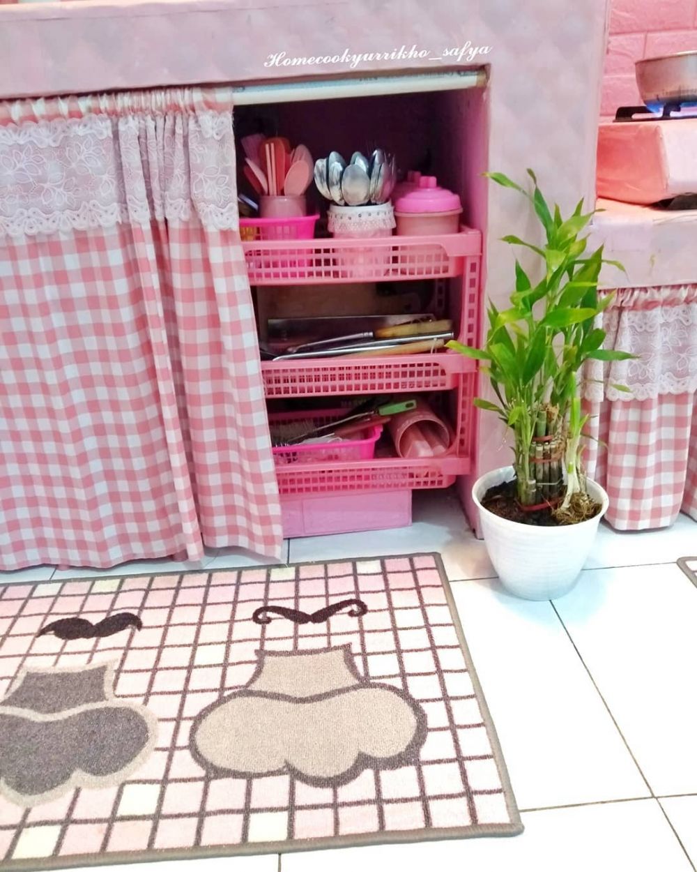 Bukti mewah tak perlu mahal, 9 potret dapur pink sederhana ini estetik pol meski tanpa kitchen set