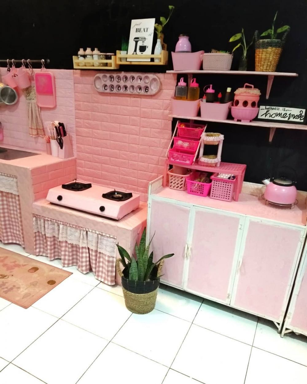 Bukti mewah tak perlu mahal, 9 potret dapur pink sederhana ini estetik pol meski tanpa kitchen set