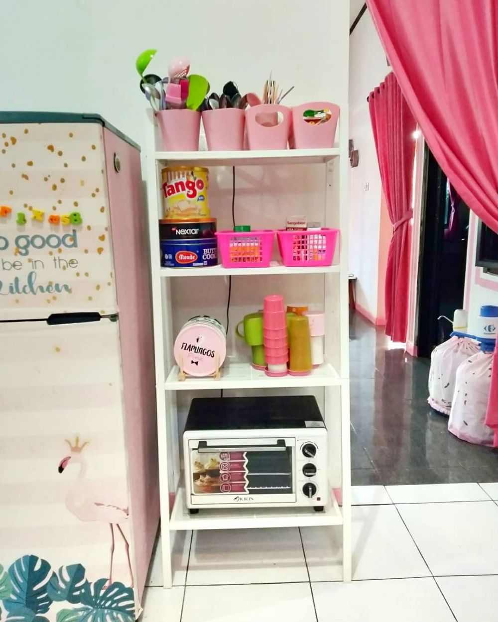 Bukti mewah tak perlu mahal, 9 potret dapur pink sederhana ini estetik pol meski tanpa kitchen set