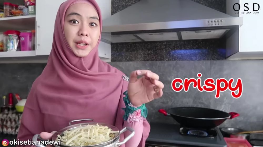 Dapur minimalis Oki Setiana Dewi dilengkapi ruang makan dengan pintu sekat untuk pria, ini 9 potretnya
