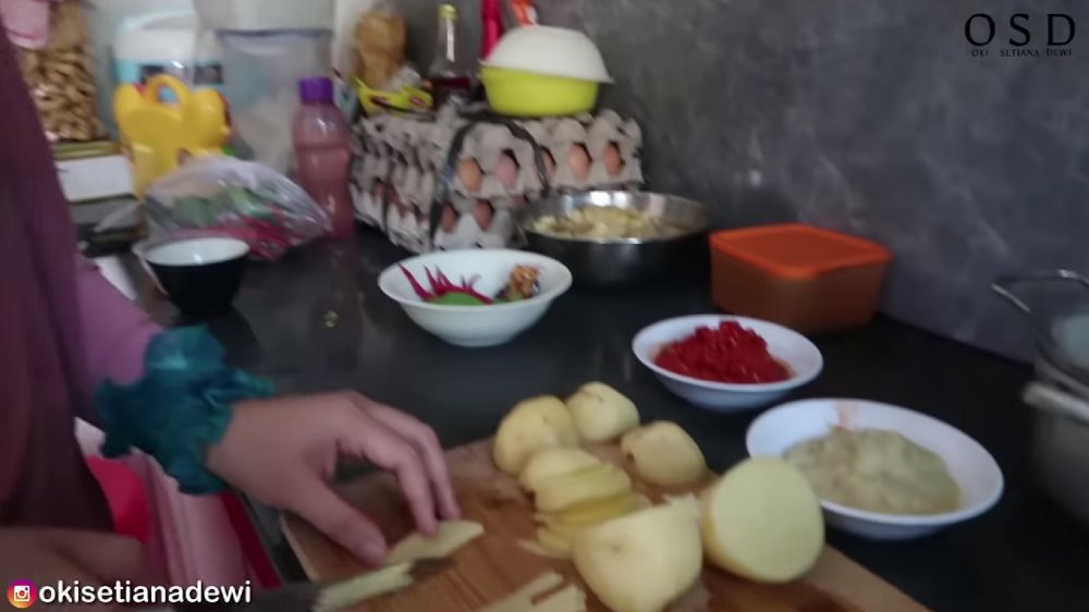 Dapur minimalis Oki Setiana Dewi dilengkapi ruang makan dengan pintu sekat untuk pria, ini 9 potretnya