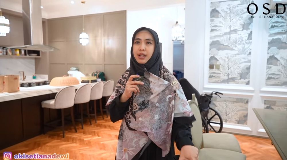 Dapur minimalis Oki Setiana Dewi dilengkapi ruang makan dengan pintu sekat untuk pria, ini 9 potretnya