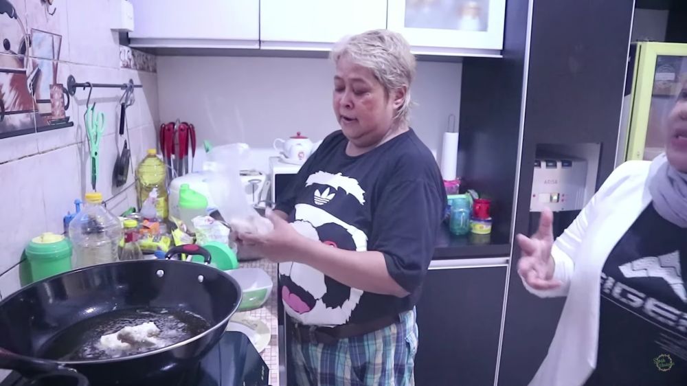 Dapur sederhana penuh barang ini dipakai tempat usaha, 9 potret ruang masak Suti Karno 'Atun' Si Doel