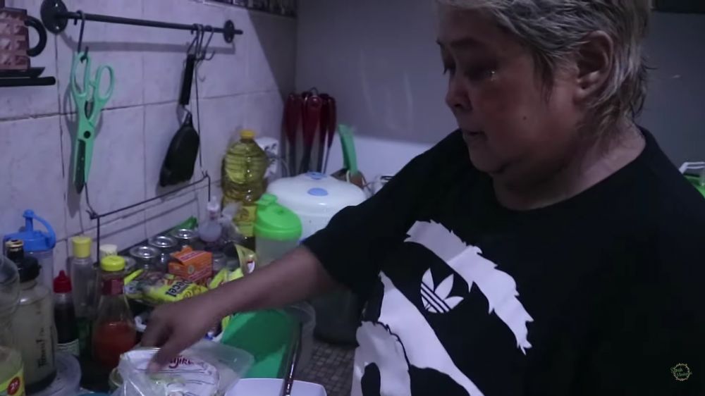Dapur sederhana penuh barang ini dipakai tempat usaha, 9 potret ruang masak Suti Karno 'Atun' Si Doel