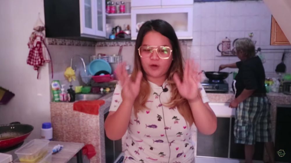 Dapur sederhana penuh barang ini dipakai tempat usaha, 9 potret ruang masak Suti Karno 'Atun' Si Doel
