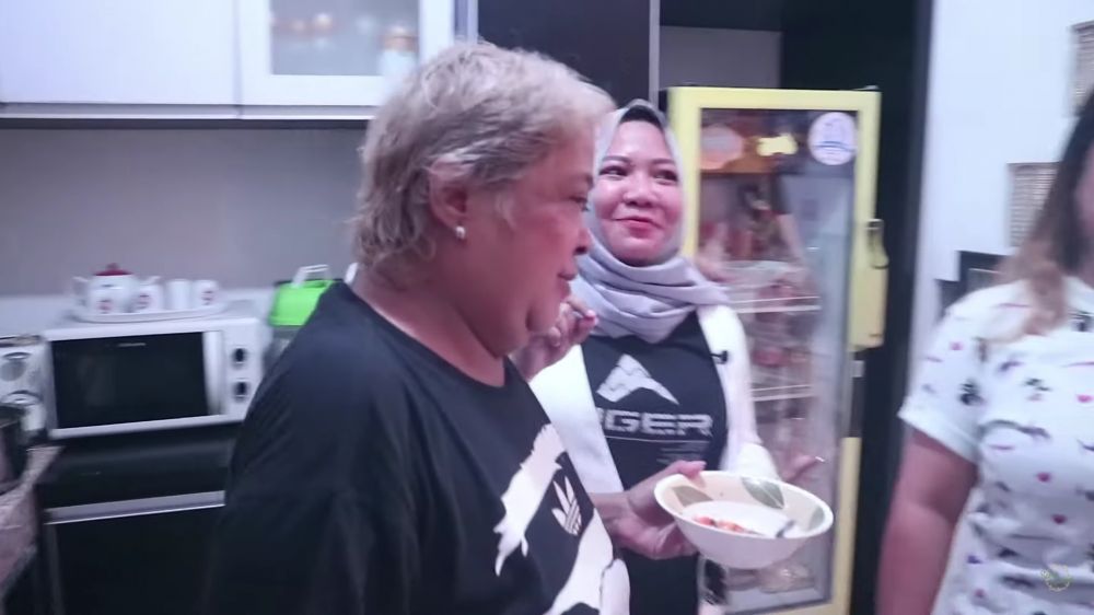 Dapur sederhana penuh barang ini dipakai tempat usaha, 9 potret ruang masak Suti Karno 'Atun' Si Doel