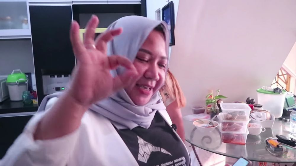 Dapur sederhana penuh barang ini dipakai tempat usaha, 9 potret ruang masak Suti Karno 'Atun' Si Doel