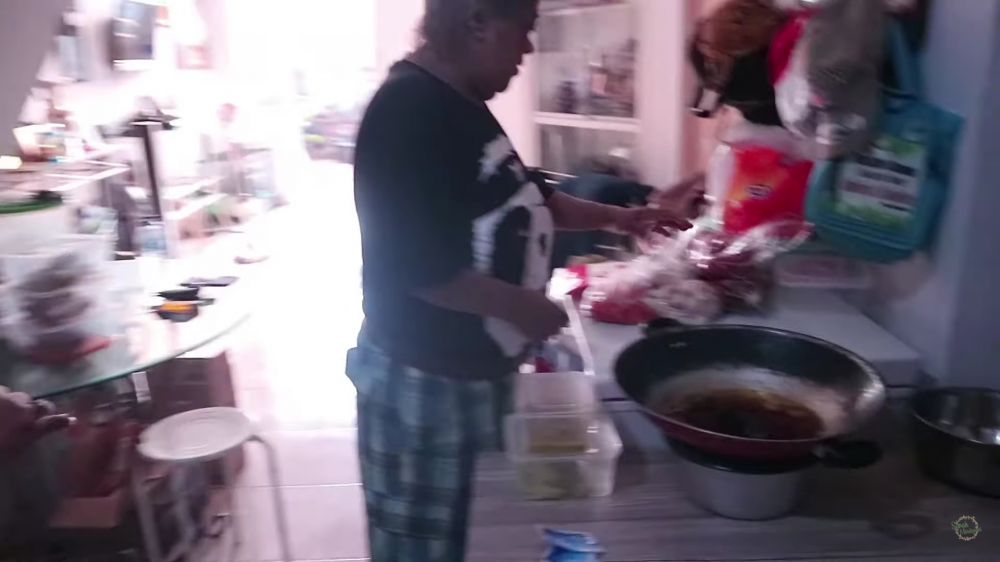 Dapur sederhana penuh barang ini dipakai tempat usaha, 9 potret ruang masak Suti Karno 'Atun' Si Doel