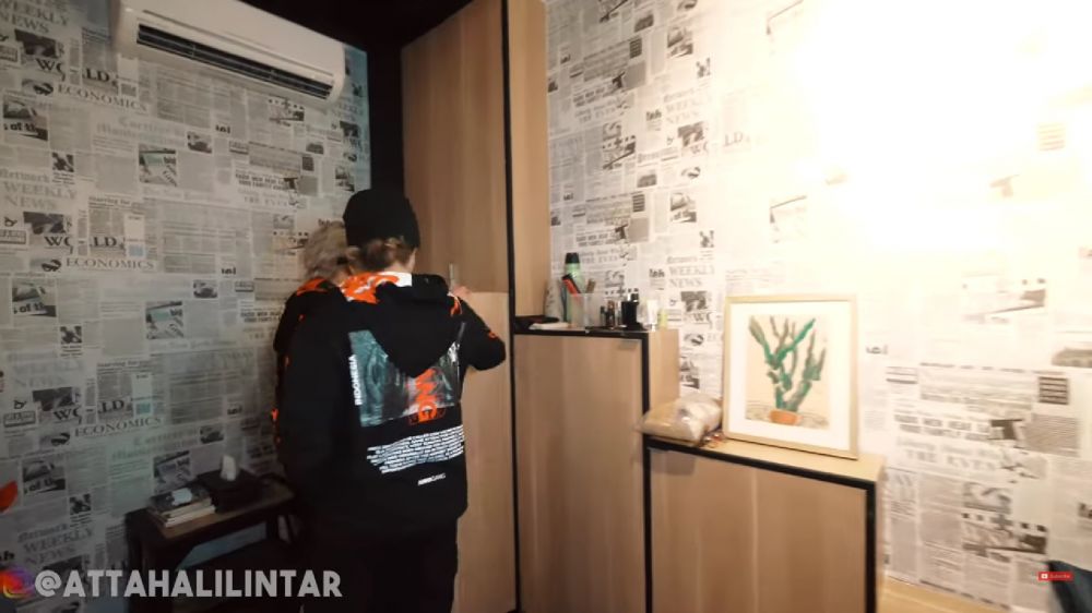 Seleb top tapi wallpaper dindingnya pakai koran, 10 potret kamar Dul Jaelani yang mirip kos-kosan