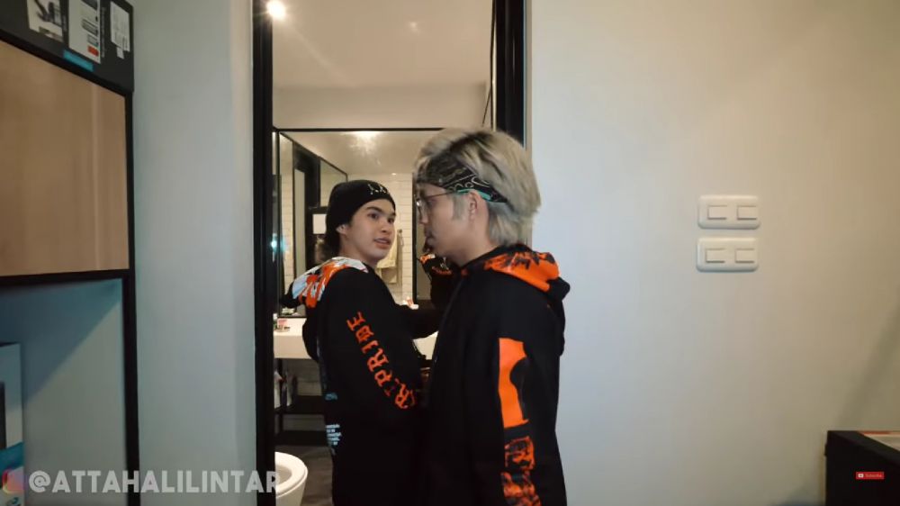 Seleb top tapi wallpaper dindingnya pakai koran, 10 potret kamar Dul Jaelani yang mirip kos-kosan