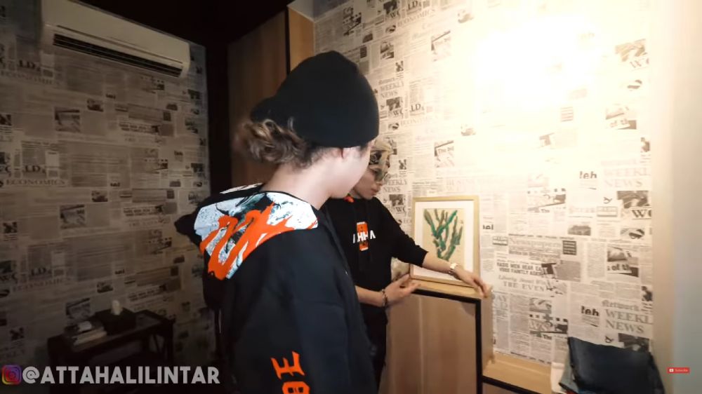 Seleb top tapi wallpaper dindingnya pakai koran, 10 potret kamar Dul Jaelani yang mirip kos-kosan