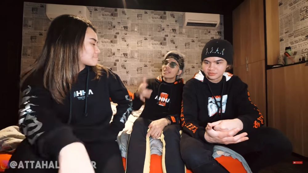 Seleb top tapi wallpaper dindingnya pakai koran, 10 potret kamar Dul Jaelani yang mirip kos-kosan