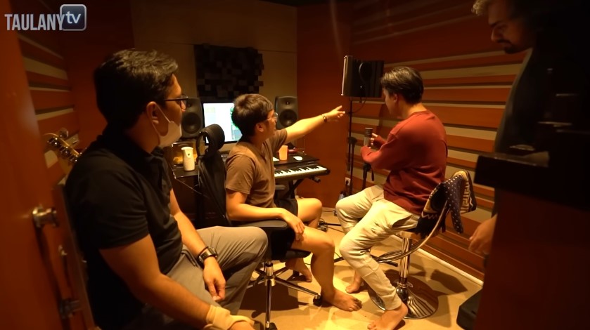 Awalnya garasi kini jadi kantor pribadi, 11 potret ruang kerja Rizky Febian ini bikin lupa aslinya