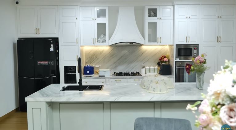 Dulu sempat kabur dari rumah kini malah punya hunian mewah, begini 11 penampakan dapur Eza Gionino