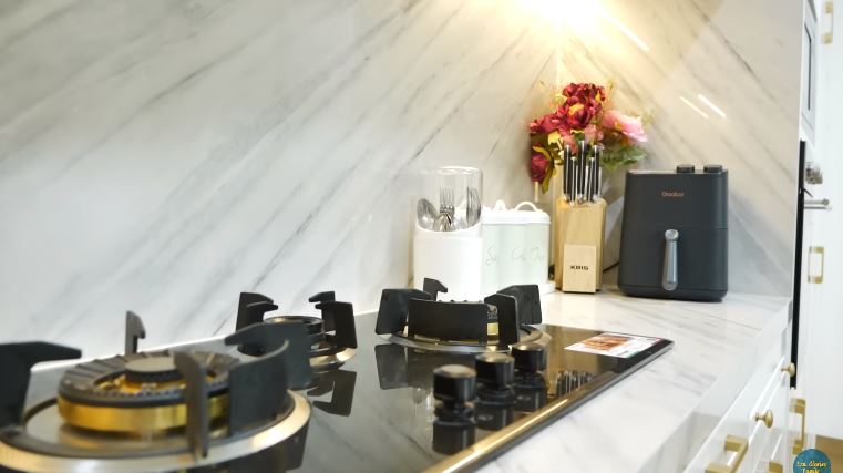 Dulu sempat kabur dari rumah kini malah punya hunian mewah, begini 11 penampakan dapur Eza Gionino