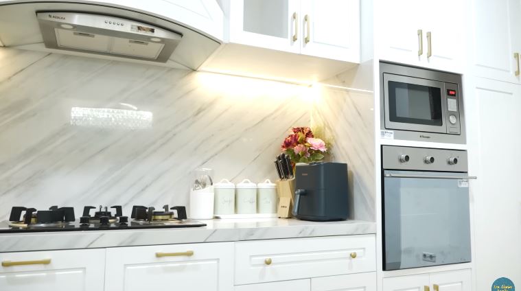 Dulu sempat kabur dari rumah kini malah punya hunian mewah, begini 11 penampakan dapur Eza Gionino