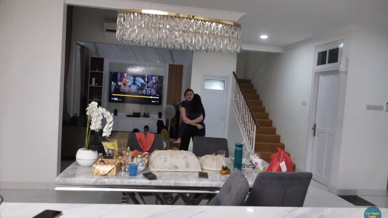 Dulu sempat kabur dari rumah kini malah punya hunian mewah, begini 11 penampakan dapur Eza Gionino