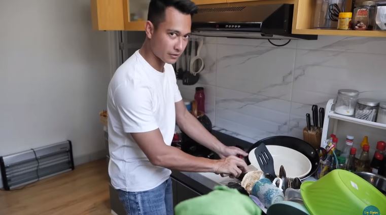 Dulu sempat kabur dari rumah kini malah punya hunian mewah, begini 11 penampakan dapur Eza Gionino