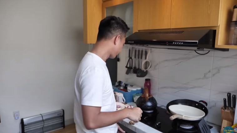 Dulu sempat kabur dari rumah kini malah punya hunian mewah, begini 11 penampakan dapur Eza Gionino