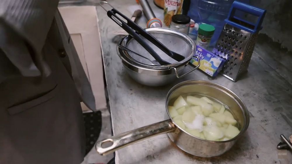 Mirip rumah setengah jadi, intip 9 potret dapur Aulia Sarah pemeran Badarawuhi