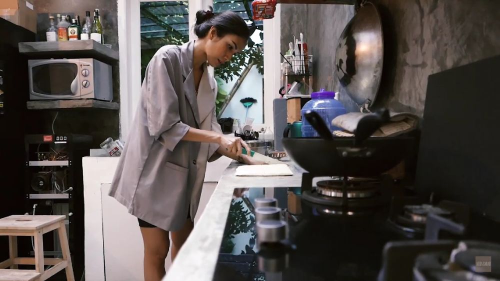 Mirip rumah setengah jadi, intip 9 potret dapur Aulia Sarah pemeran Badarawuhi