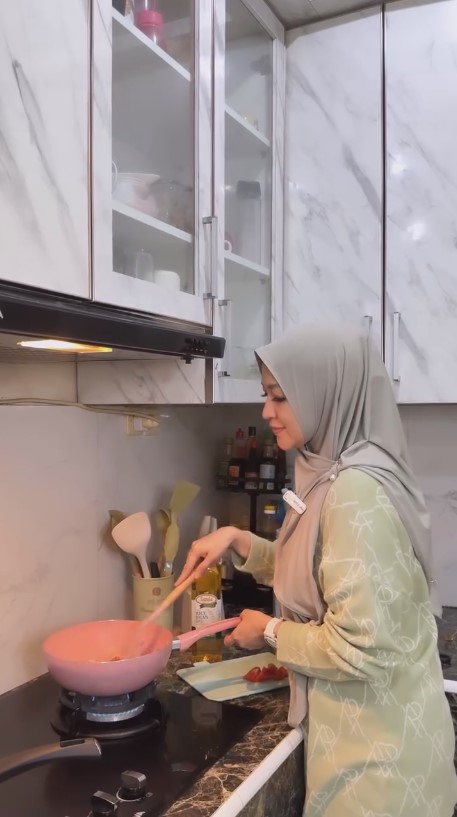 Punya dapur cantik bermotif ala marmer, intip 8 potret dapur Okie Agustina