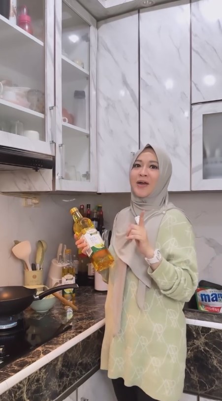 Punya dapur cantik bermotif ala marmer, intip 8 potret dapur Okie Agustina