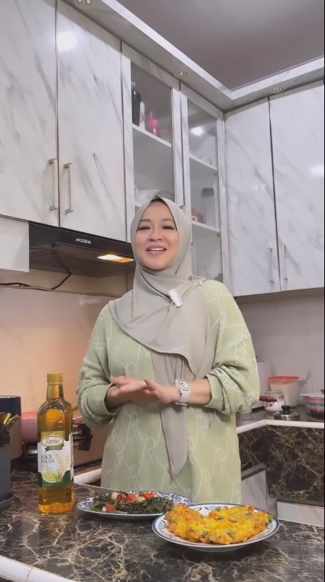 Punya dapur cantik bermotif ala marmer, intip 8 potret dapur Okie Agustina