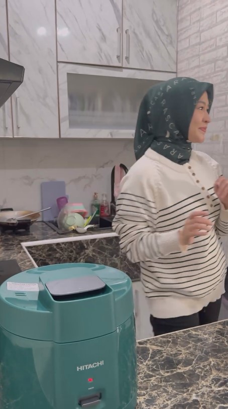 Punya dapur cantik bermotif ala marmer, intip 8 potret dapur Okie Agustina