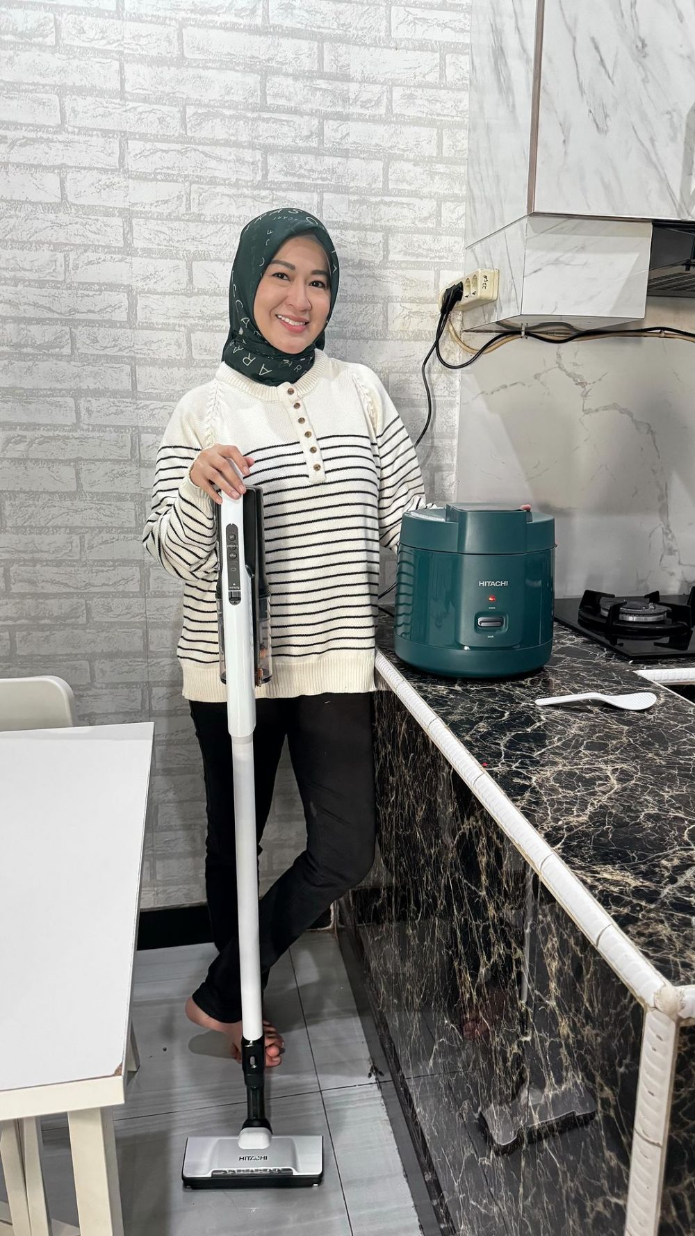 Punya dapur cantik bermotif ala marmer, intip 8 potret dapur Okie Agustina