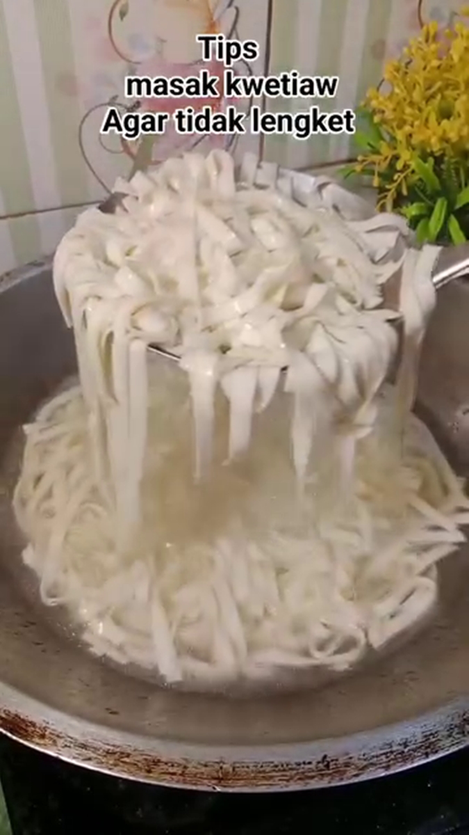 Cukup tambah 1 bahan dapur, begini trik rebus kwetiau agar hasilnya antilengket dan tak menggumpal