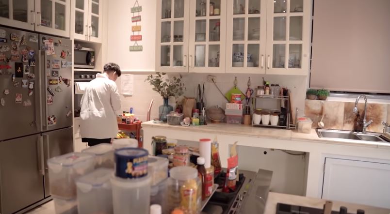 11 Potret dapur Sissy Prescillia, interior serba putih menyatu dengan ruang keluarga