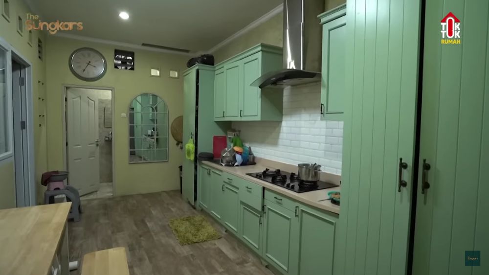 Punya rumah unik konsep Jawa modern bikin mupeng, intip 9 potret dapur Zaskia Mecca di Jakarta