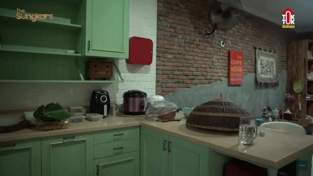 Punya rumah unik konsep Jawa modern bikin mupeng, intip 9 potret dapur Zaskia Mecca di Jakarta