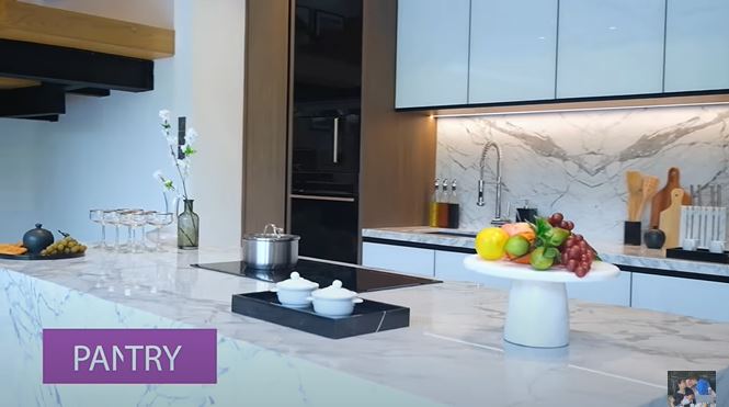 Desainnya mahal tapi jarang dipakai masak, ini 11 potret dapur mewah Titi Kamal dan Christian Sugiono