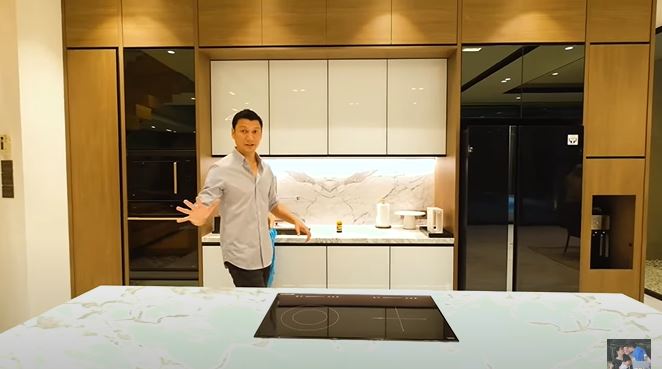 Desainnya mahal tapi jarang dipakai masak, ini 11 potret dapur mewah Titi Kamal dan Christian Sugiono