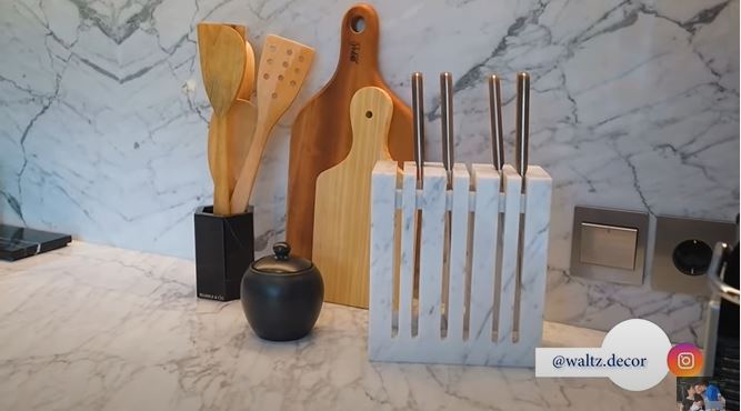 Desainnya mahal tapi jarang dipakai masak, ini 11 potret dapur mewah Titi Kamal dan Christian Sugiono