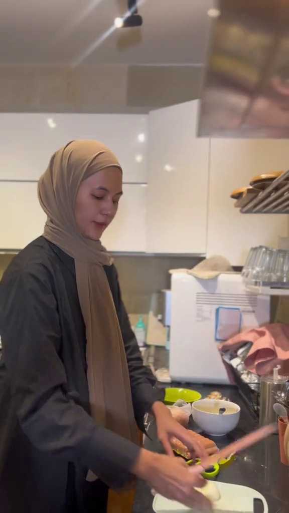 Pisah rumah dari Baim Wong, 9 potret dapur Paula di hunian Verhoeven ini interiornya modern pol