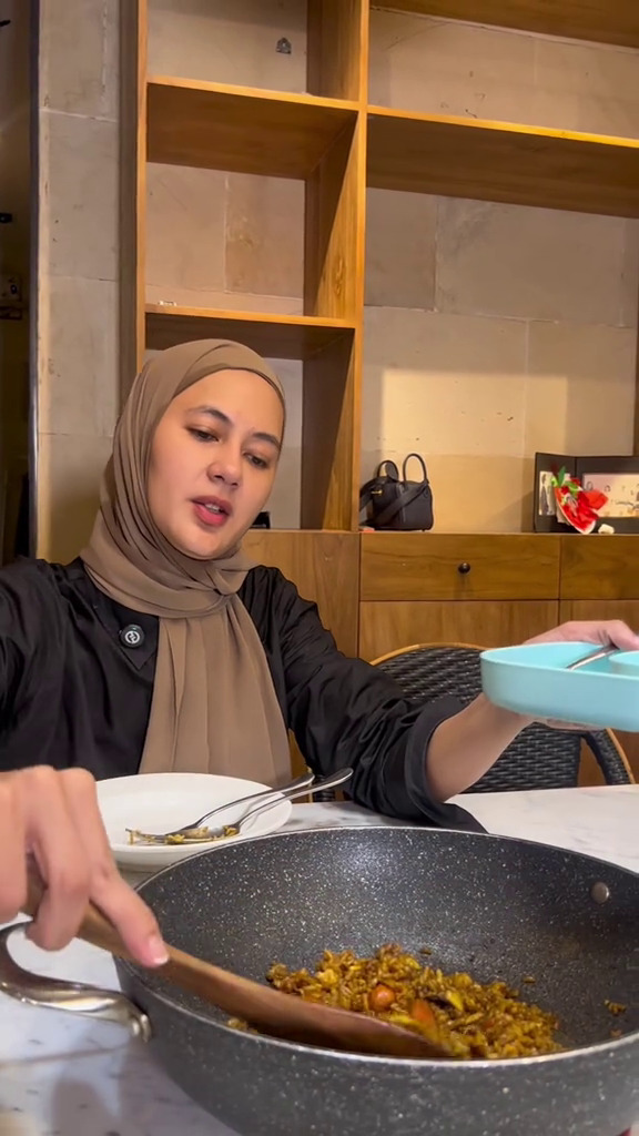 Pisah rumah dari Baim Wong, 9 potret dapur Paula di hunian Verhoeven ini interiornya modern pol