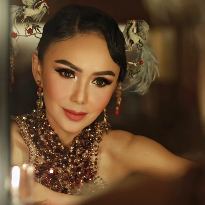 Usia lebih setengah abad gayanya bak ABG, potret Yuni Shara tampil saat Imlek dipuji mirip Bibi Lung