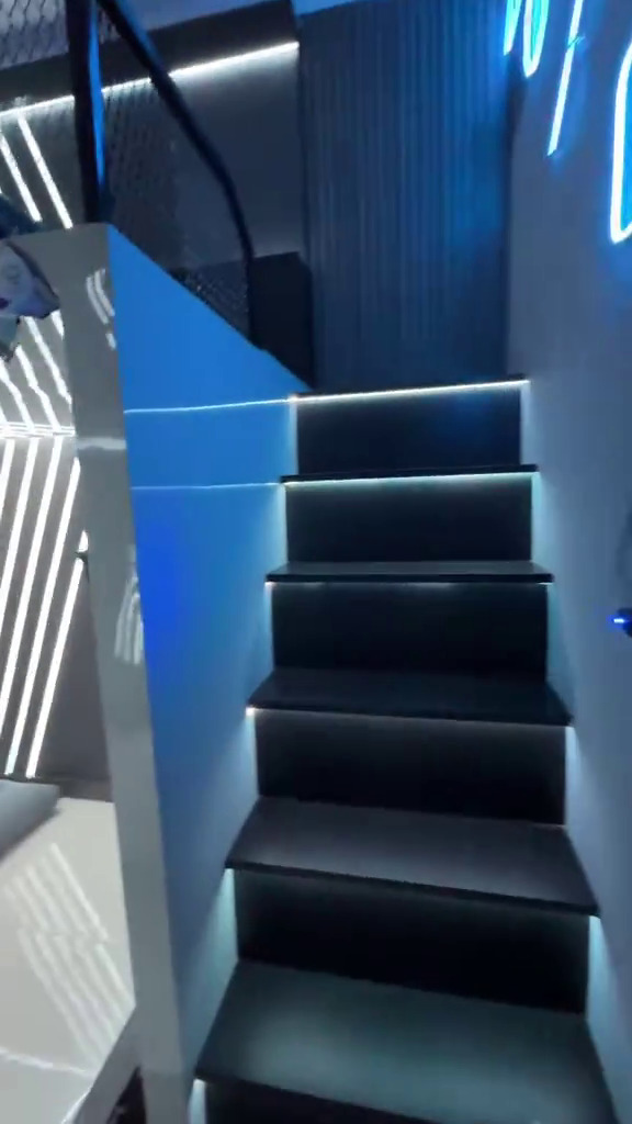 Kamar sempit dan lembap dimakeover pakai mezzanine, 9 potretnya definisi ruang minimalis impian