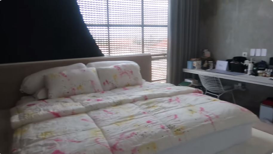 Ayudia Bing Slamet terapkan gaya hidup minimalis tak punya walk in closet, ini 9 potret kamar tidurnya
